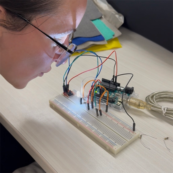 After fixing the wiring, our setup was successful. The left LED represented low pressure, the middle LED medium pressure, and the right LED high pressure. When I blew on the sensor, the middle LED lit up.